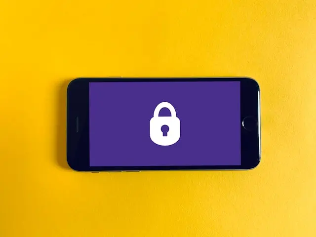 Tela de um celular na horizontal com um cadeado de segurança