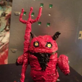 Mascote do Android com tridente, chifres e olhar sombrio — provocativo e carregado de ironia.
